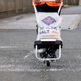Optio Hand Pushed Oscillating Salt Spreader 25kg